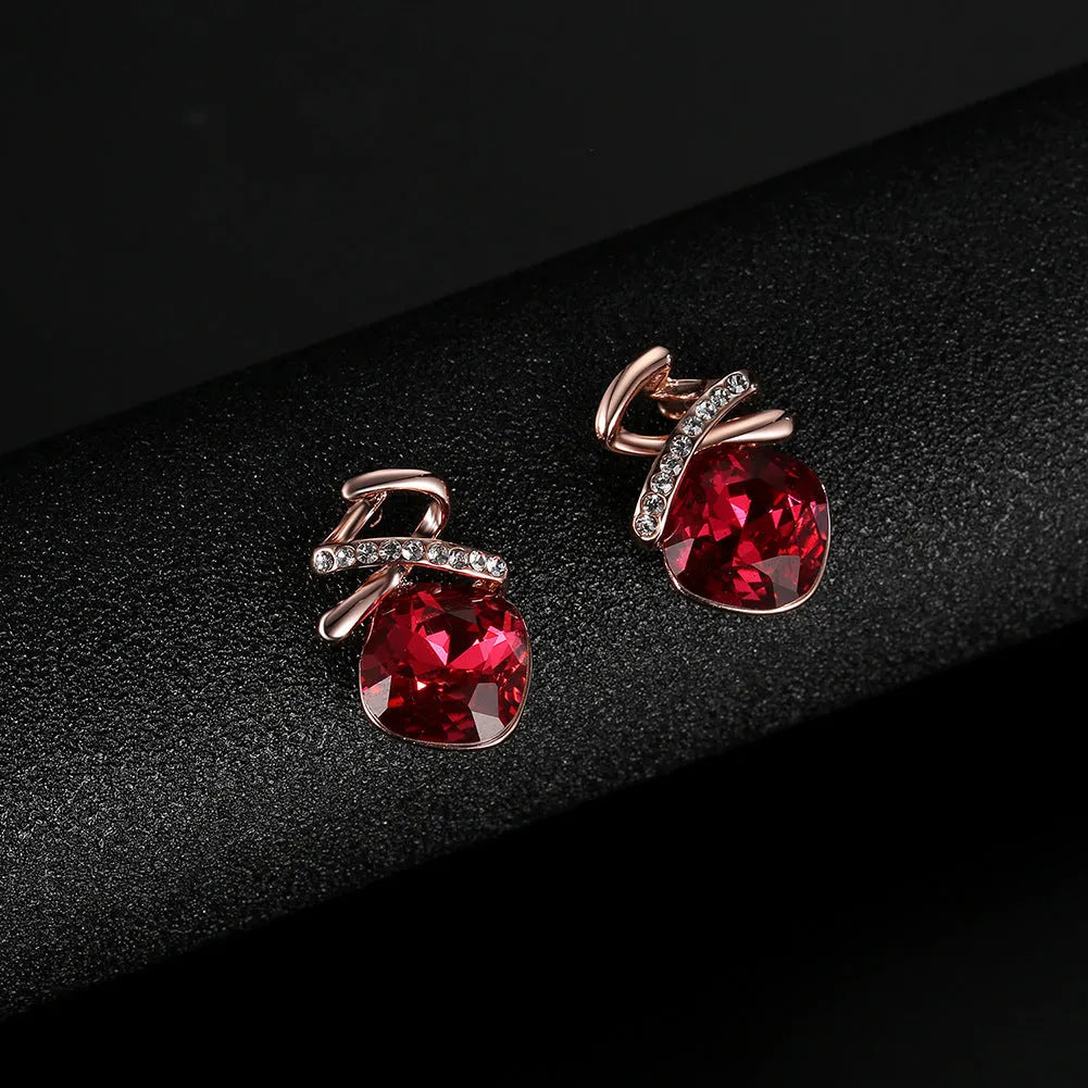 Women's alloy bridal jewellery set with adjustable necklace and matching diamond-processed earrings.