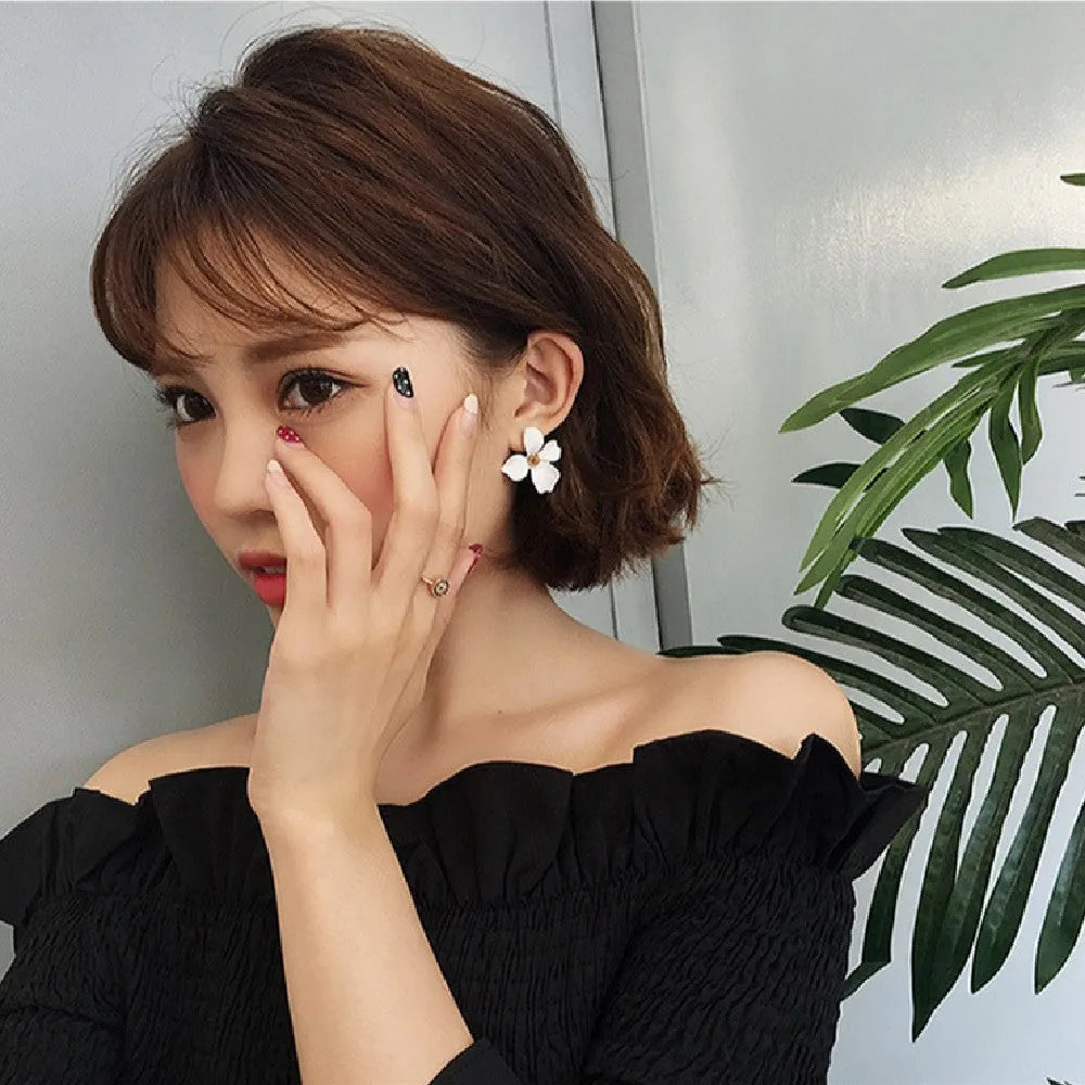 Flower-shaped stud earrings in pink and white colours with electroplated alloy construction