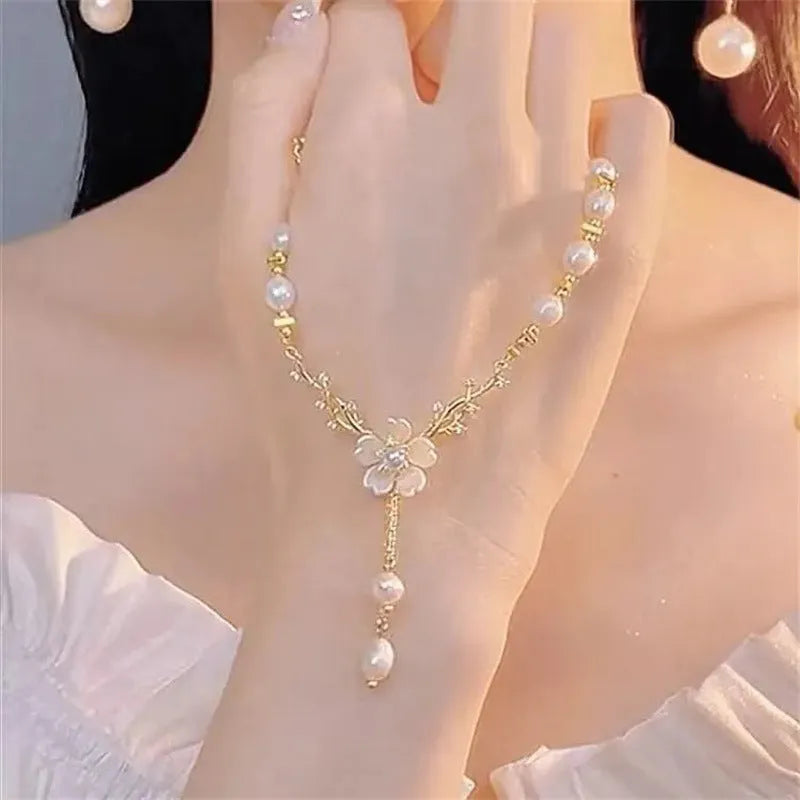Women's alloy pearl necklace with floral decoration in pearl flower Q9 colour