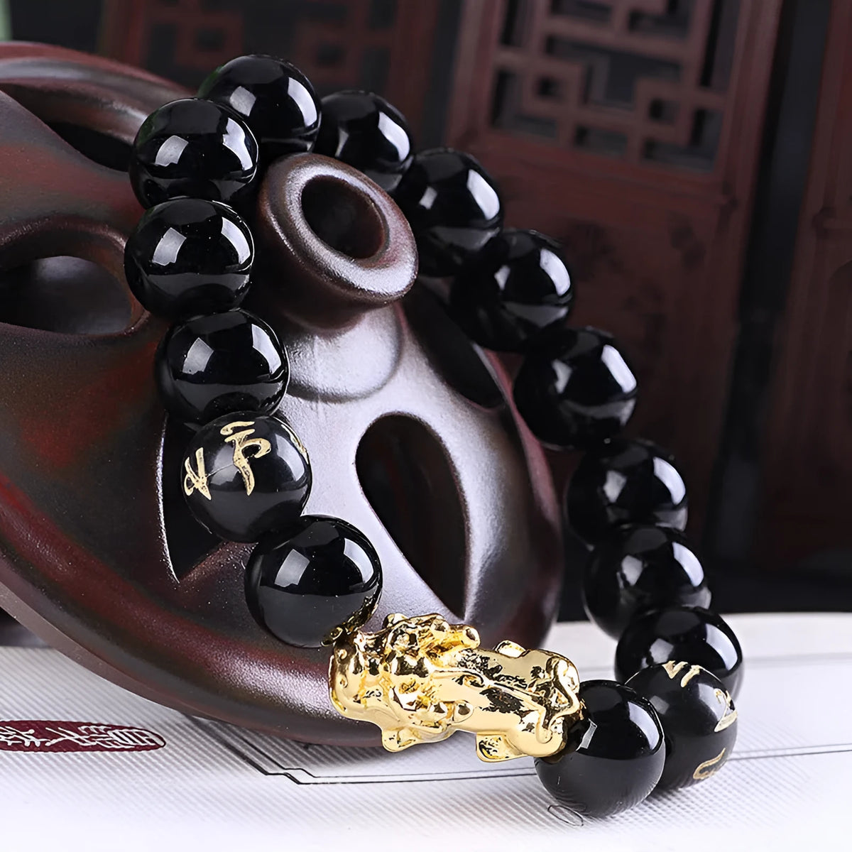 Imitation obsidian bracelet with 18K gold, little pearl and six brave words on hand