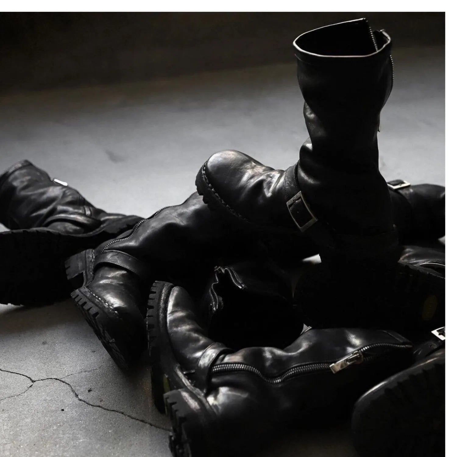 Men's dark retro Martin boots with zipper closure and round toe in black and leather black options