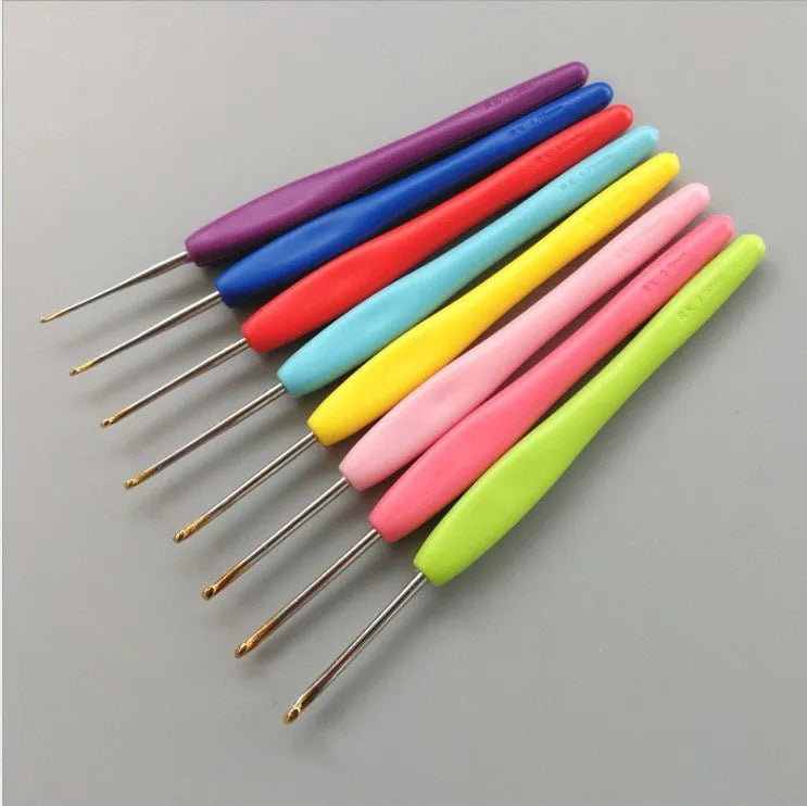 Complete set of 16 crochet hooks with soft and hard plastic handles in a PU storage bag.