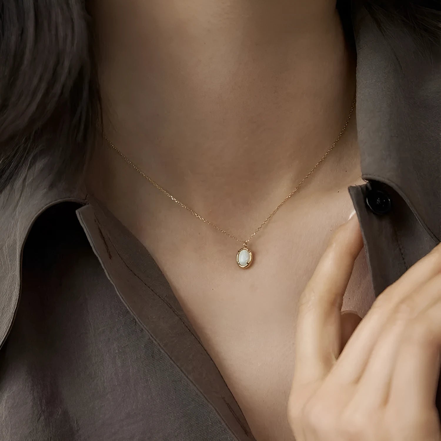 Geometric oval jelly opal pendant necklace in silver with gold plating
