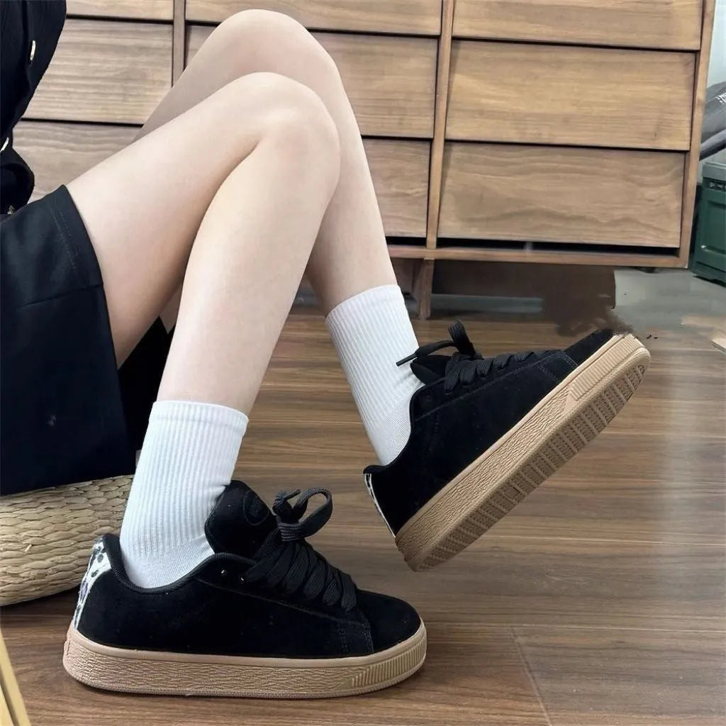 Black retro low-top sneakers with round toe and waterproof platform design