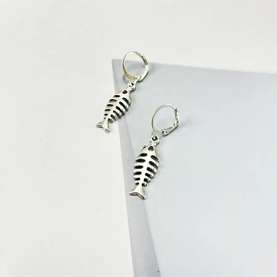 Women's fishbone pendant necklace and matching earrings set with adjustable O-chain in retro style