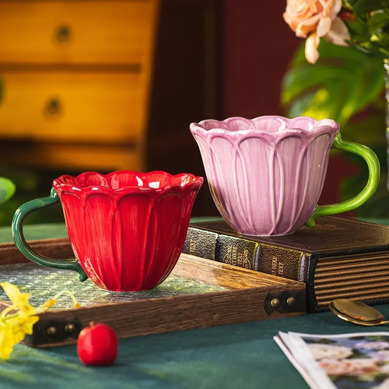 Ceramic breakfast cup with red floral pattern and 500ml capacity