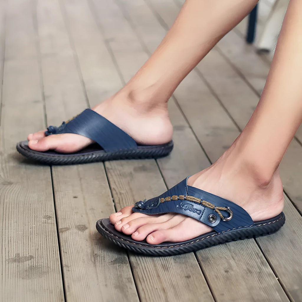 Men's non-slip casual slippers in black with PU leather upper and wear-resistant sole