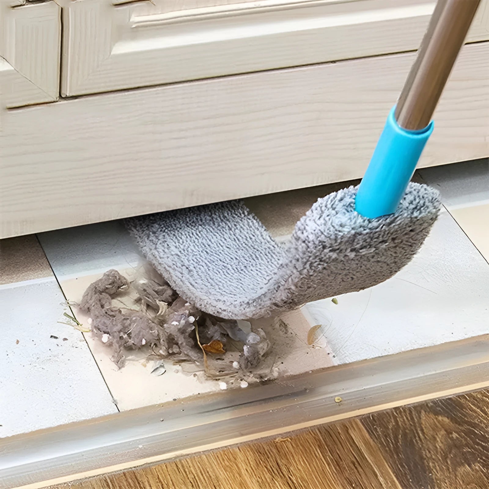 Retractable 156cm bed bottom cleaning brush with microfiber cloths and bristle head for dust removal under furniture