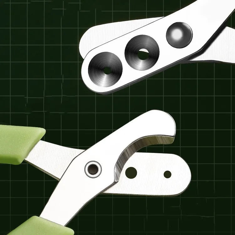 Manual cat nail clippers with round metal blade and green handle, designed for even nail cutting and split prevention