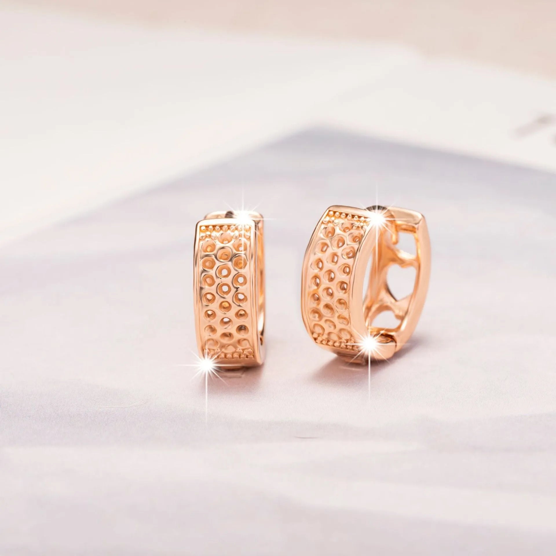 Rose gold hollow heart-shaped women's earrings with a sweet, fashionable design.