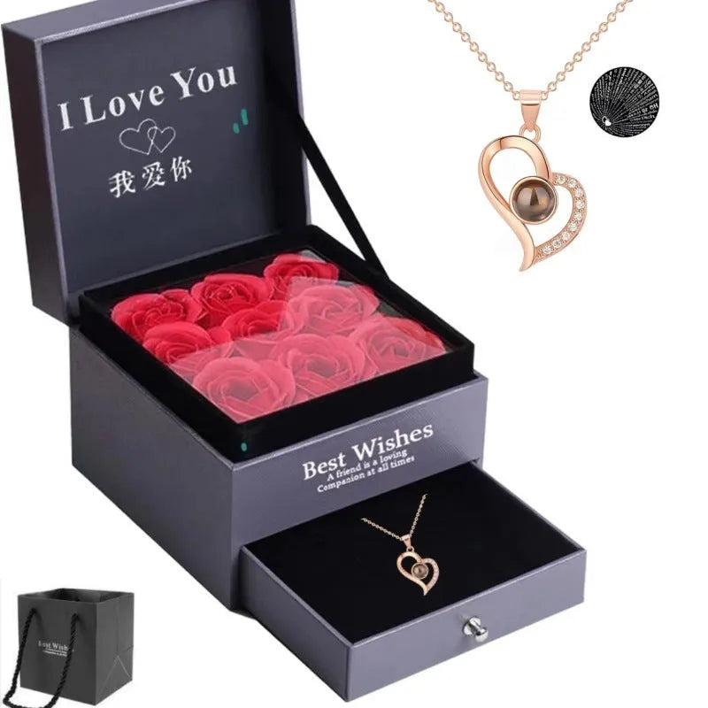 Rose gold copper heart-shaped projection necklace with O chain shows I Love You in 100 languages