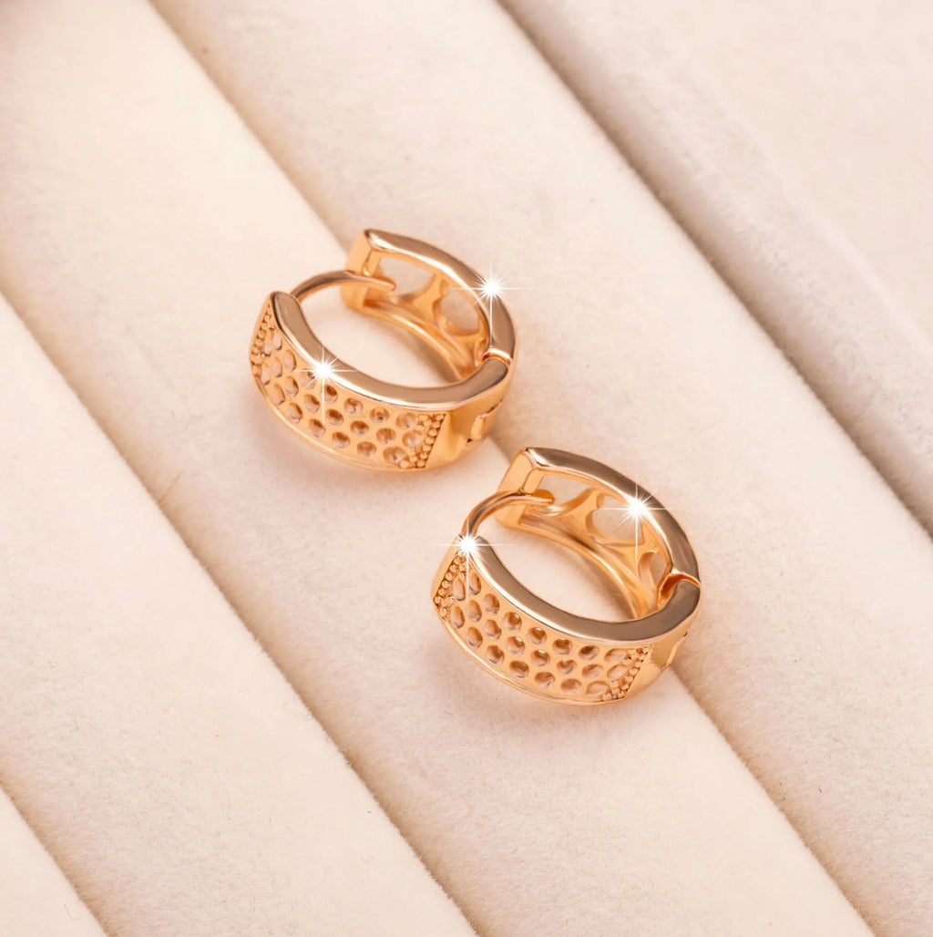 Rose gold hollow heart-shaped women's earrings with a sweet, fashionable design.