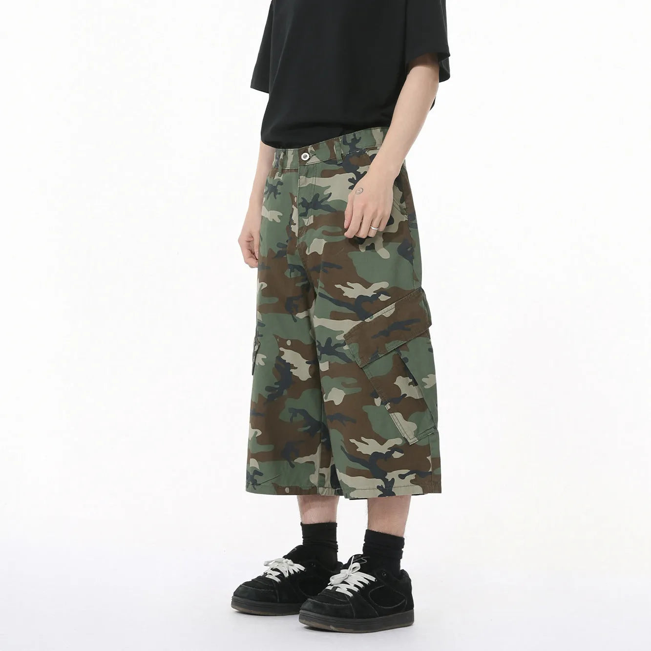 Men's camouflage wide leg cropped jeans with side stitching and large front pockets