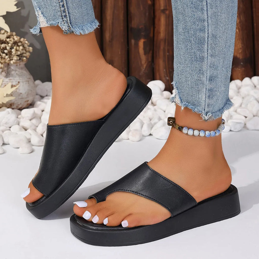 Women's thick-soled clip toe flat slippers in black, PU upper and rubber sole, summer casual slide sandal