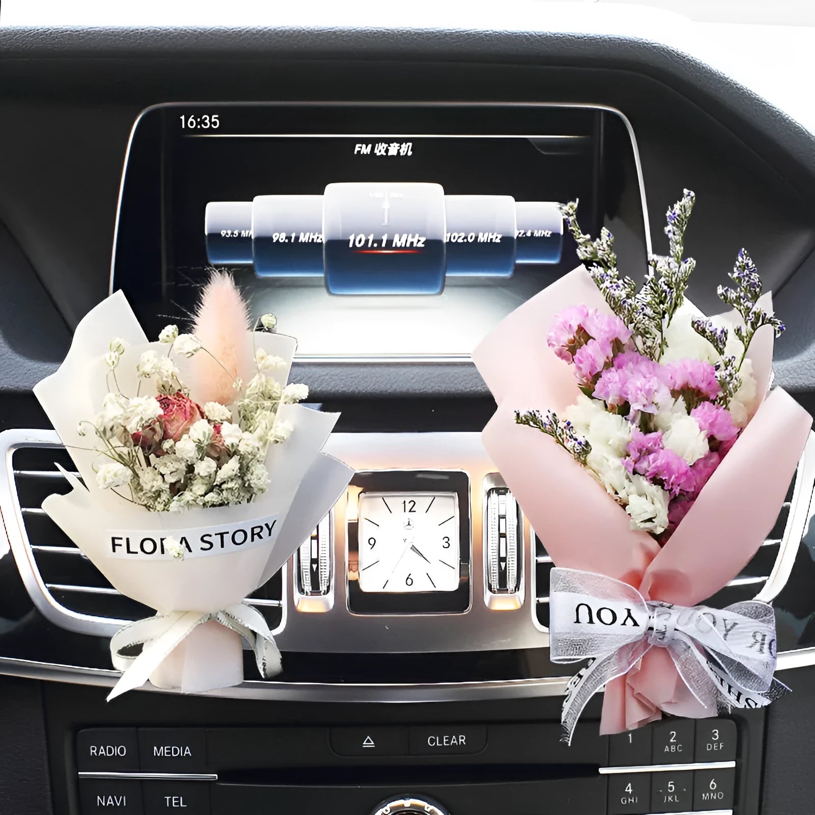 Dried flower bouquet and fragrance slices for car air outlet mounting