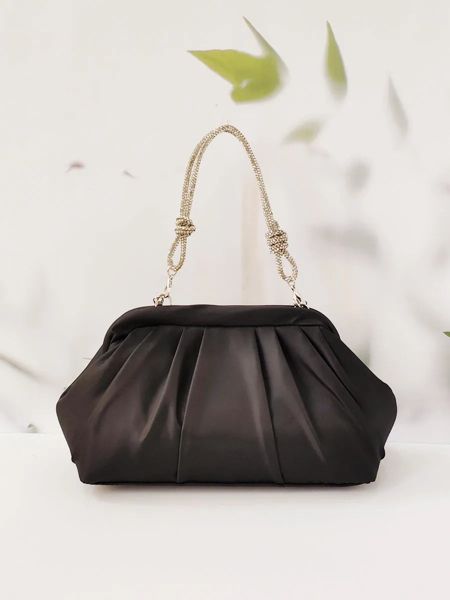Soft black women's large-capacity dinner bag with chain strap and shell shape.