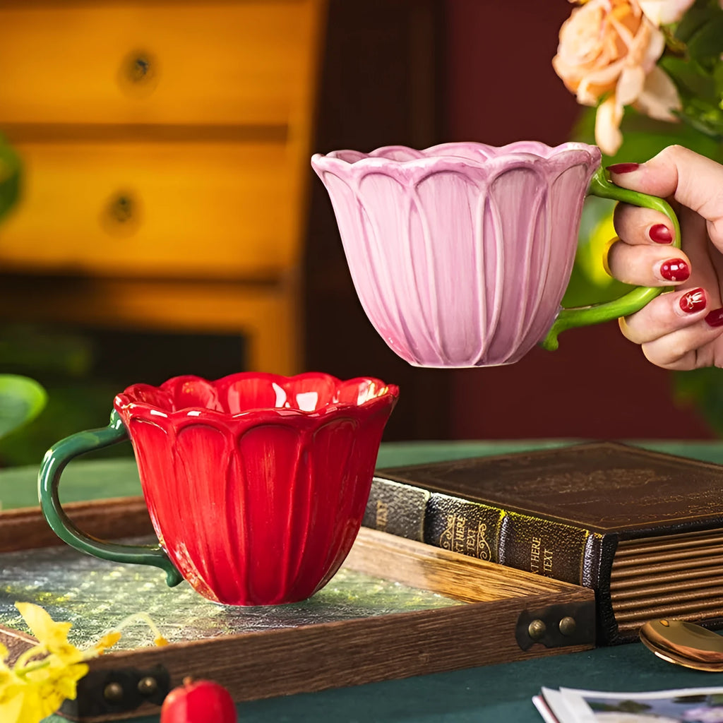 Ceramic breakfast cup with red floral pattern and 500ml capacity
