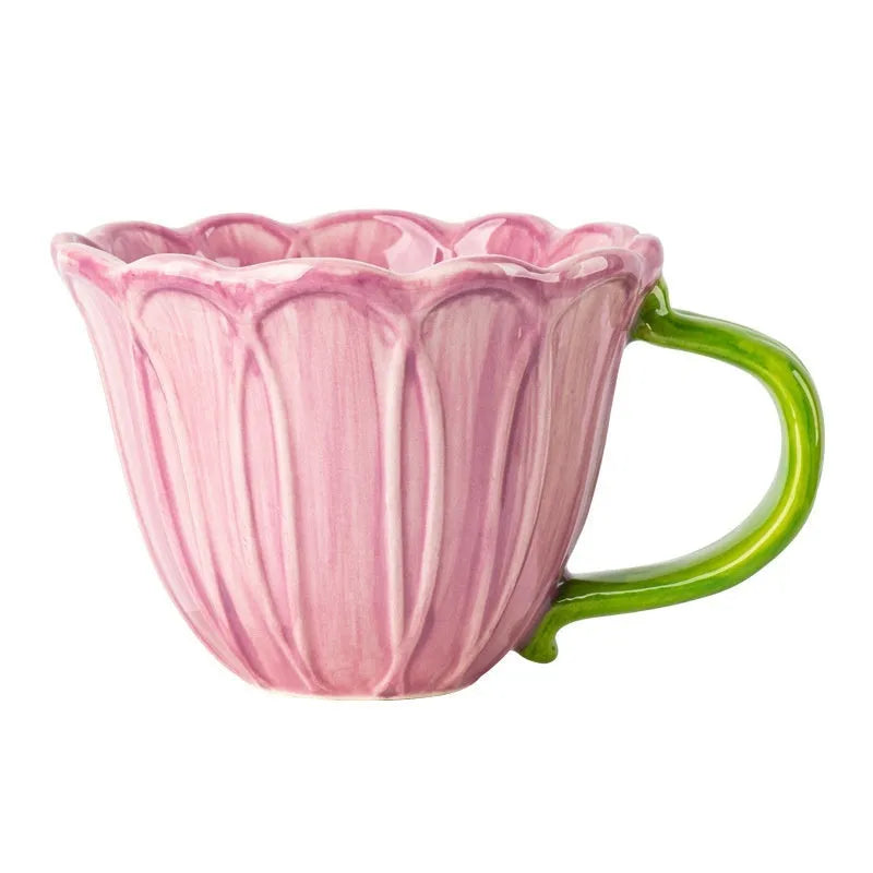 Ceramic breakfast cup with red floral pattern and 500ml capacity
