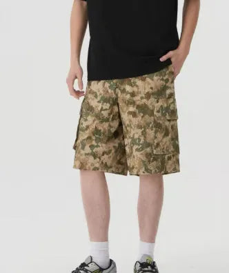 American retro workwear shorts in camouflage print with cotton-polyester fabric and loose fit design