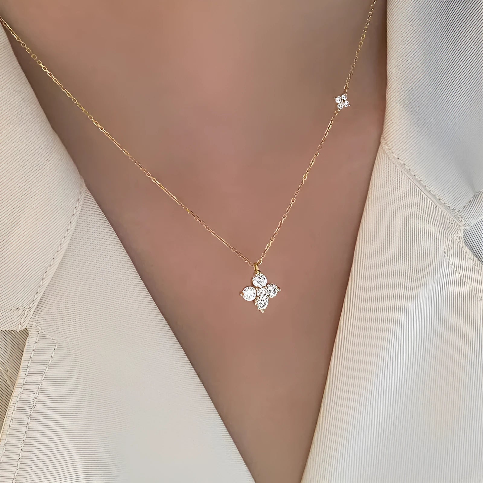 Silver clover clavicle chain necklace for women with O-ring chain and 9.8x11.8mm flower pendant