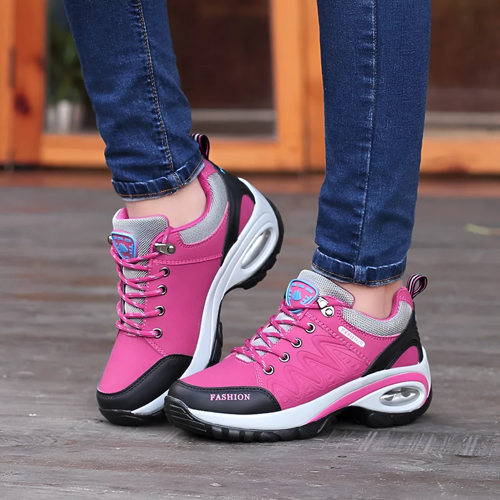 Black low-top non-slip waterproof hiking shoes synthetic leather upper flat heel outdoor walking shoes
