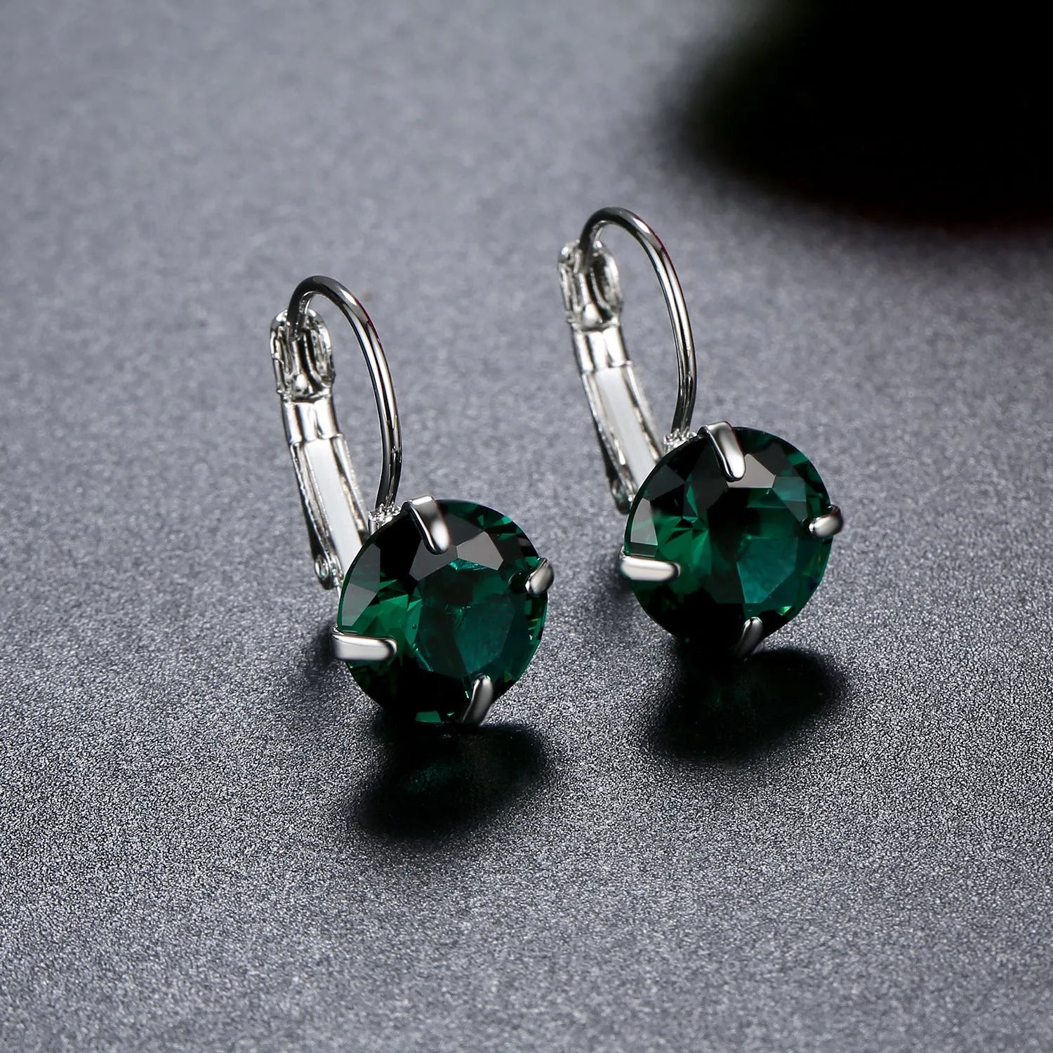 Single zircon ear clip in brass with AA zircon stone rhinestone inlay geometric shape, available in multiple colours