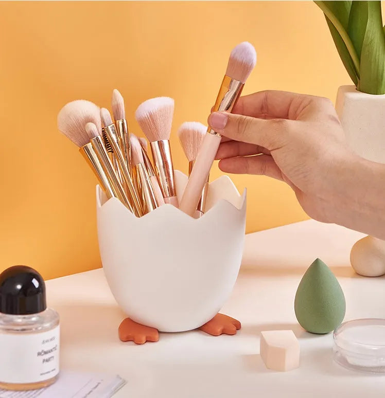 Plastic cartoon cracked chicken pen holder as a desktop storage box for stationery
