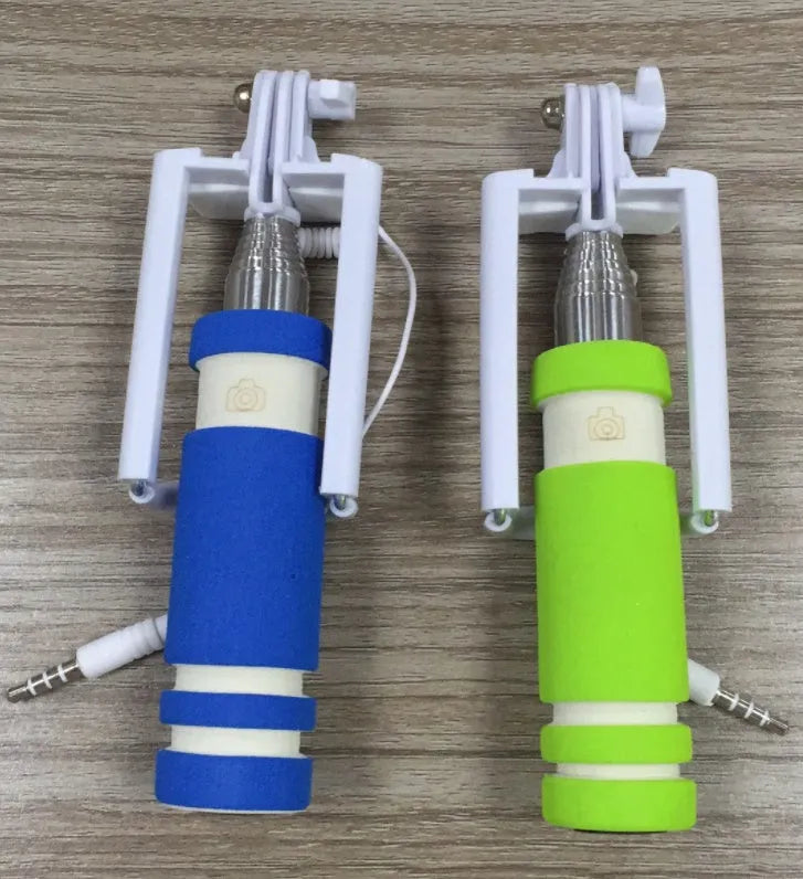 Folding selfie stick for cell phone in black aluminium alloy, extended and ready for use