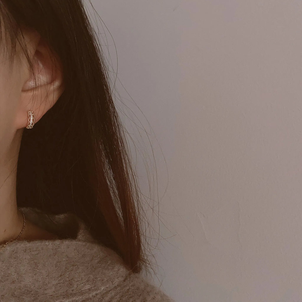 Small lace pattern clip earrings in 925 silver, shown in gold and platinum colour finishes.