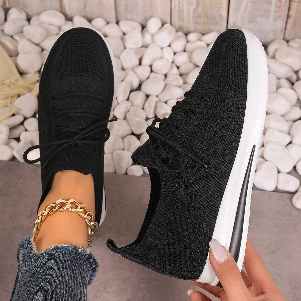 Women's red low-top lace-up sneakers with round toe and injection-moulded sole.