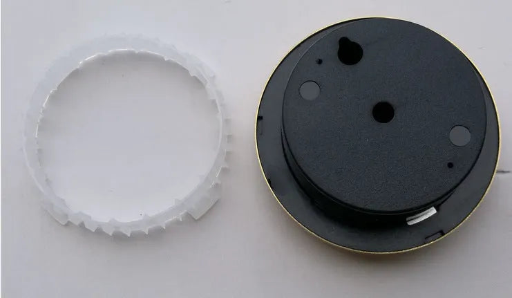 Analogue thermometer and hygrometer with silver aluminium dial and outer ring