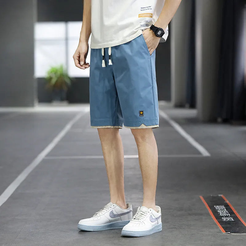 Man wearing loose-fit khaki casual shorts in a South Korean style.