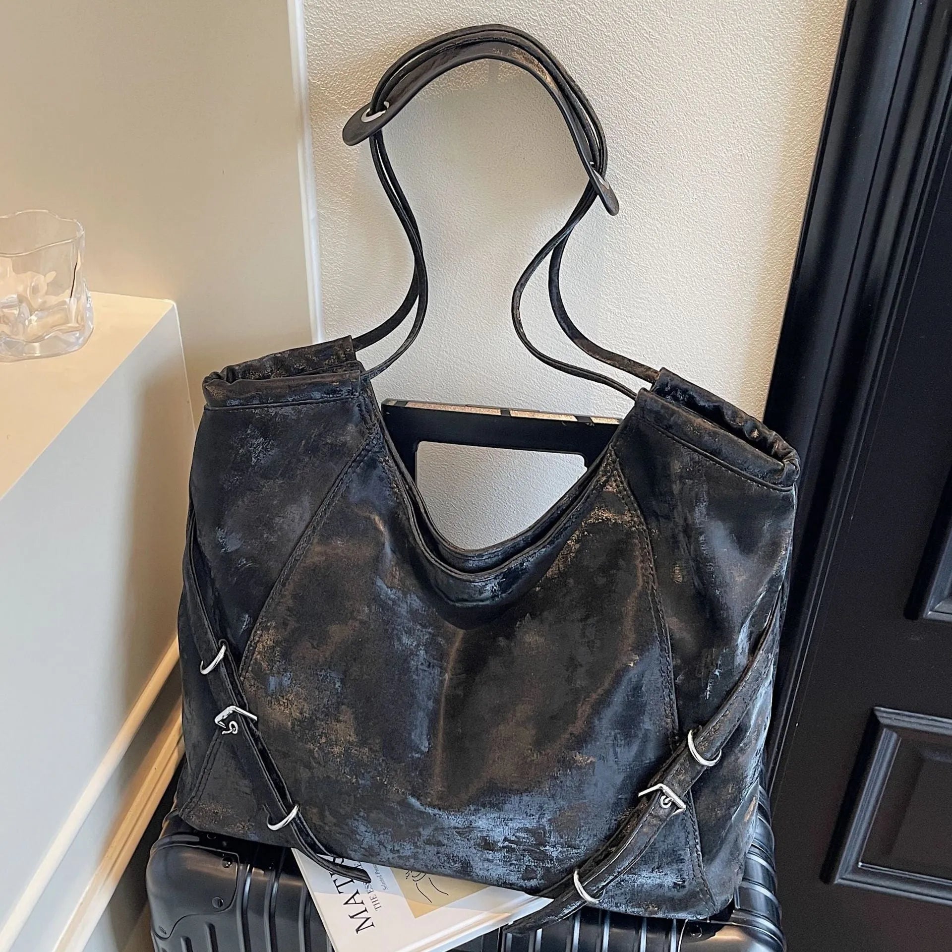 Retro large capacity shoulder bag in PU, horizontal square shape, double straps, colour black