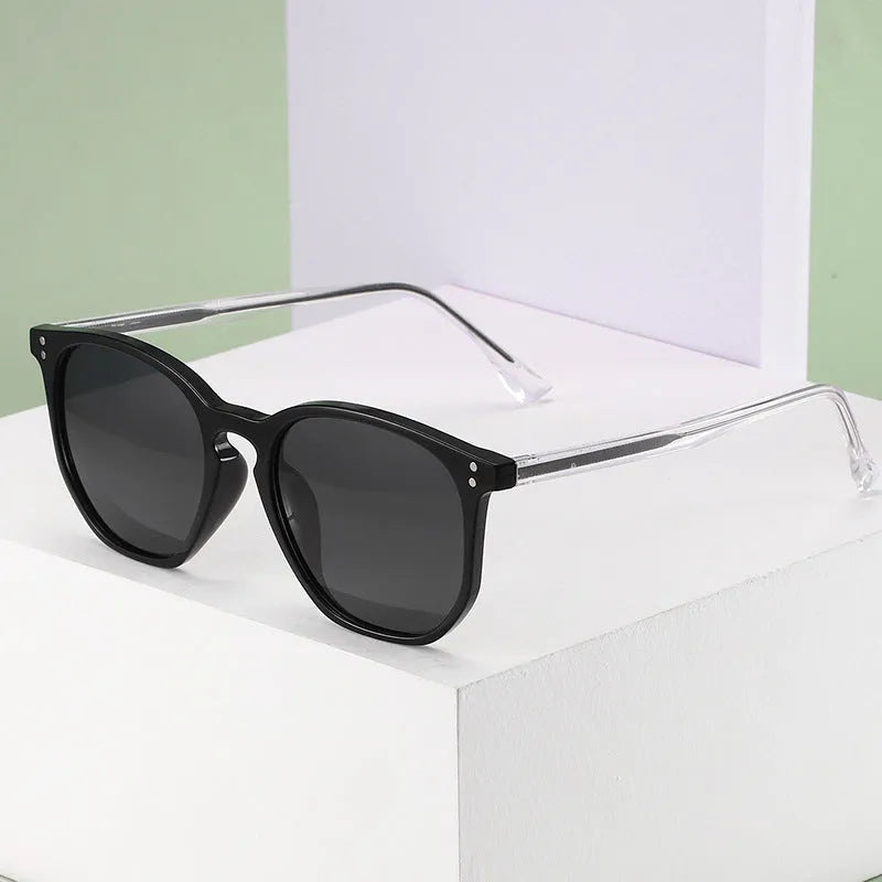 Fashion polarized sunglasses for women with TAC lens in black and gray colour