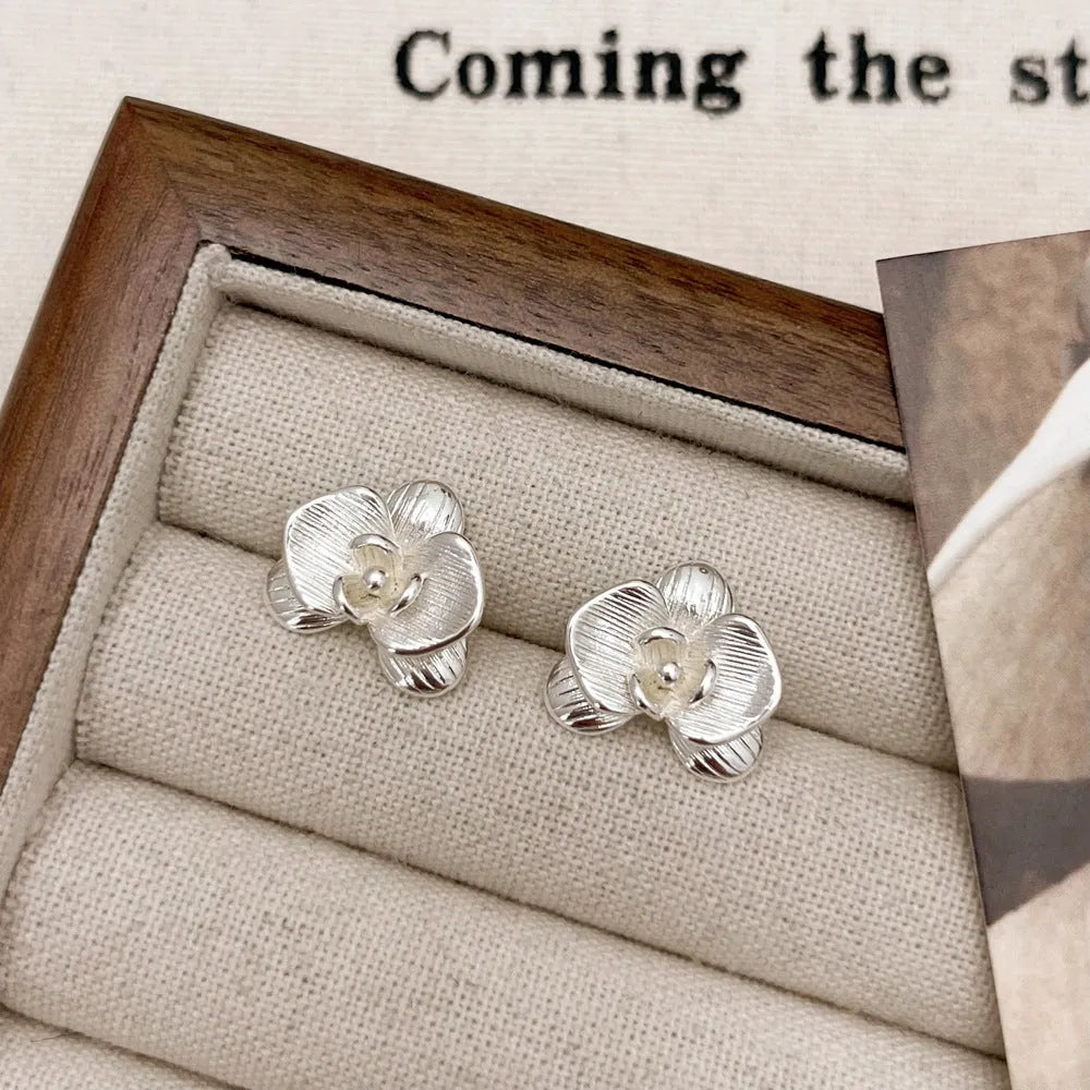 Retro style flower earrings with petal design in gold or silver colour on copper base