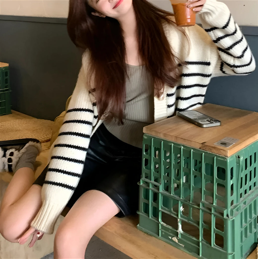 Polyester cardigan sweater with 3D pattern, button front, and stand-up collar in a free size.