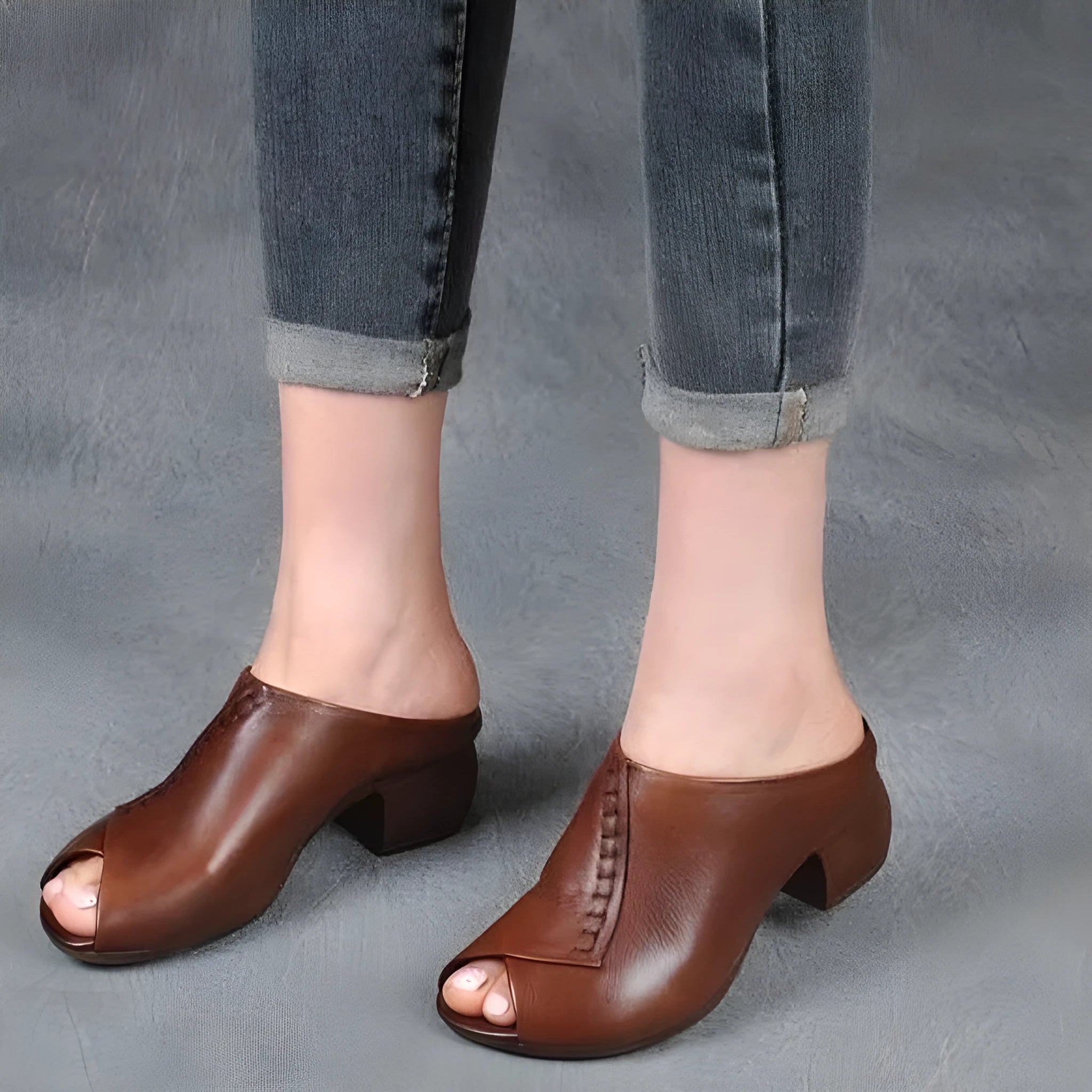 Women's black peep-toe sandals with square heel and rubber sole