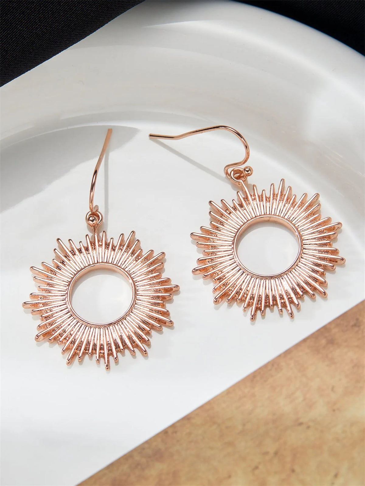 Retro new-style ring hollow-out distressed earrings in electroplated alloy, geometric shape, one pair