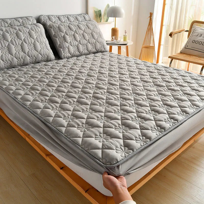 Brushed polyester fitted mattress cover in simple style, size 150x200cm, fits mattress up to 30cm deep