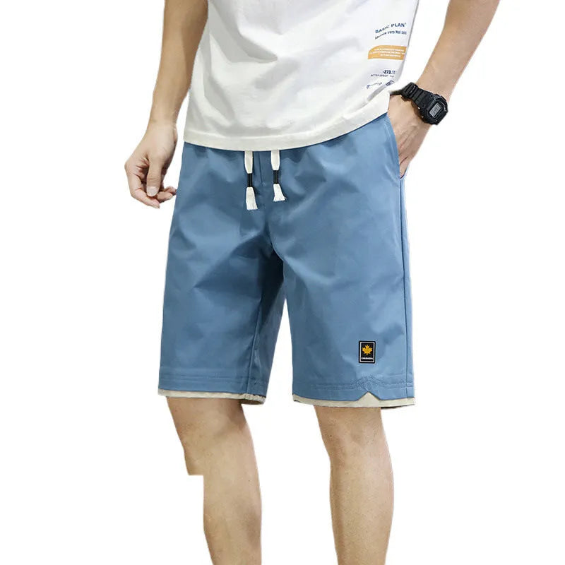 Man wearing loose-fit khaki casual shorts in a South Korean style.
