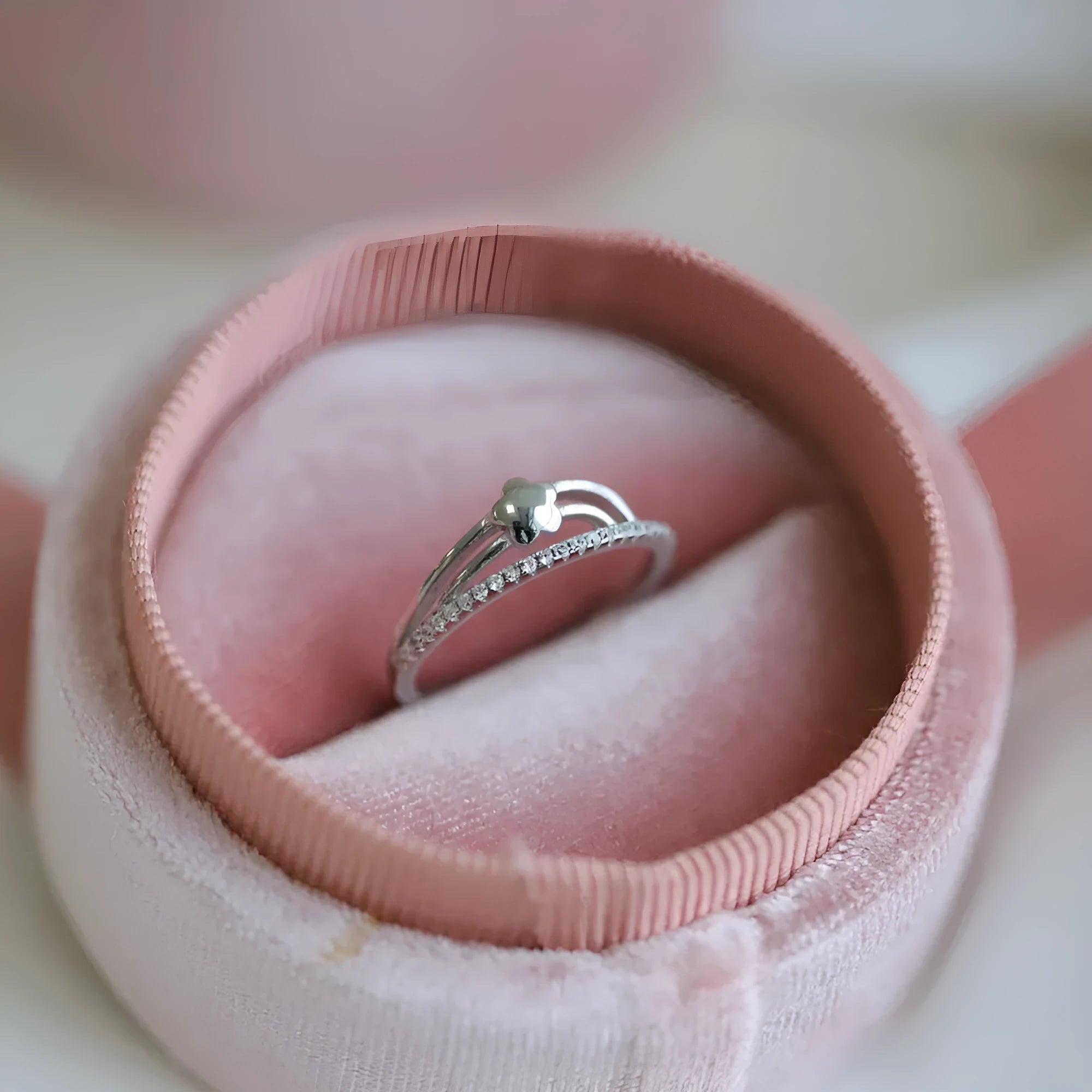XINGX Korean-style women's S925 silver single-row diamond ring in white gold finish on a white background