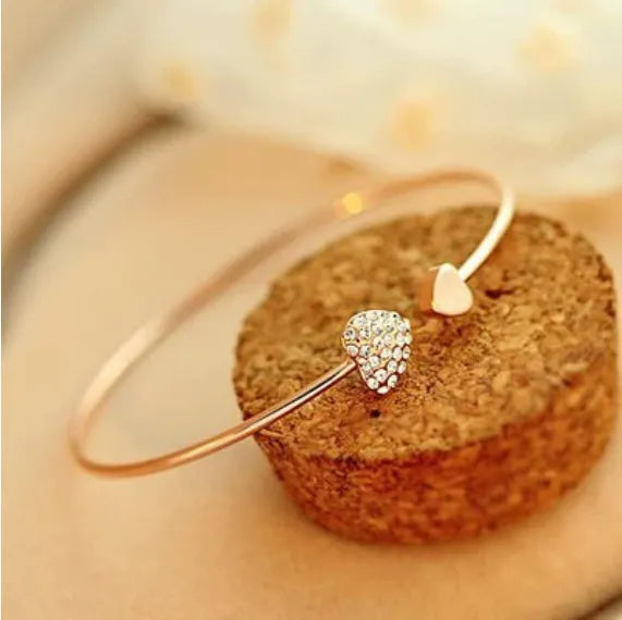 Alloy flower bracelet in gold finish with adjustable chain and flower pendant