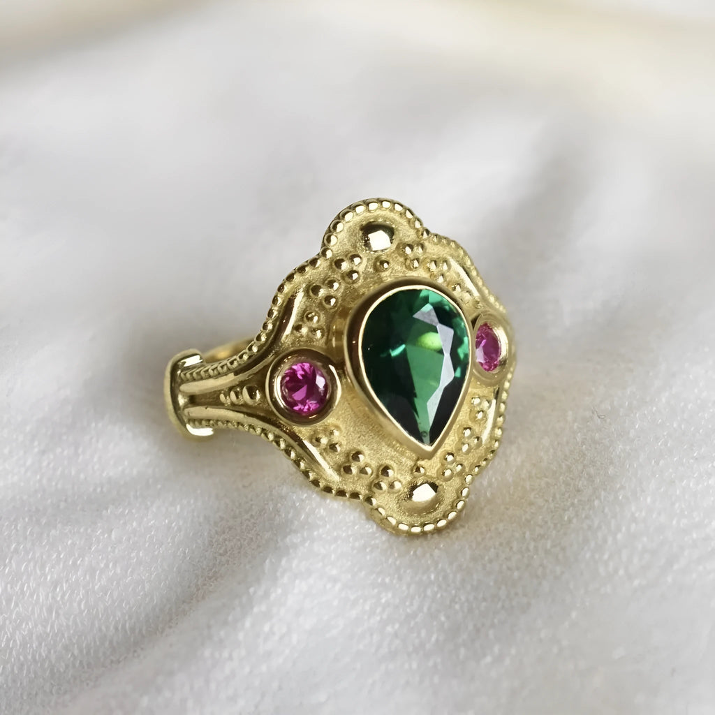 Golden lvzuan gold-plated geometric women's ring showing electroplated finish and contemporary design