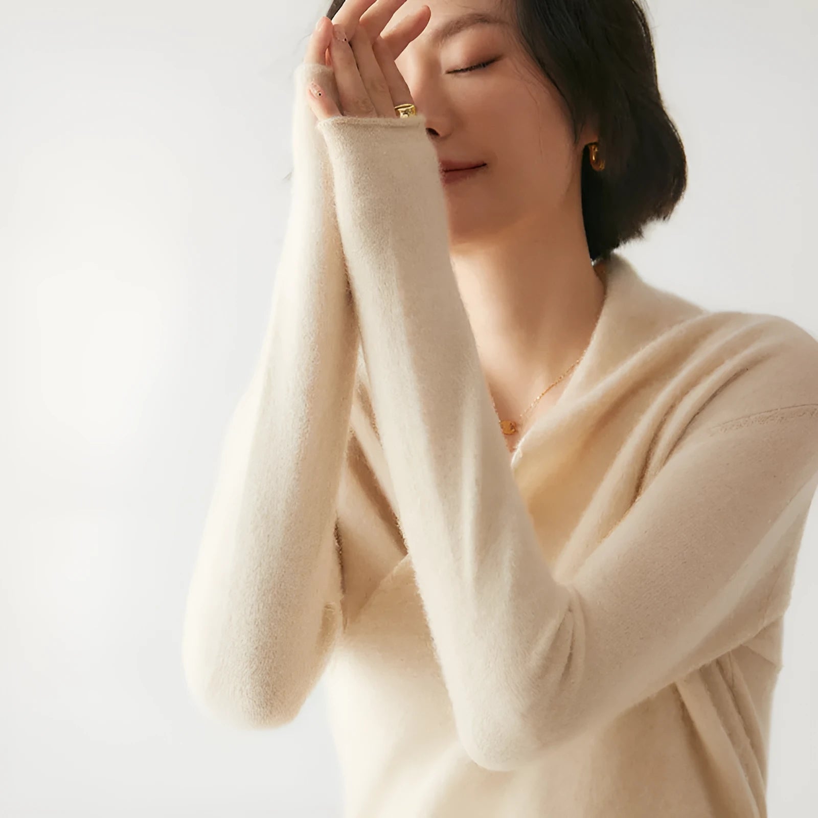 Women's V-neck cashmere sweater top in solid colour, long sleeves, straight tube silhouette, size M