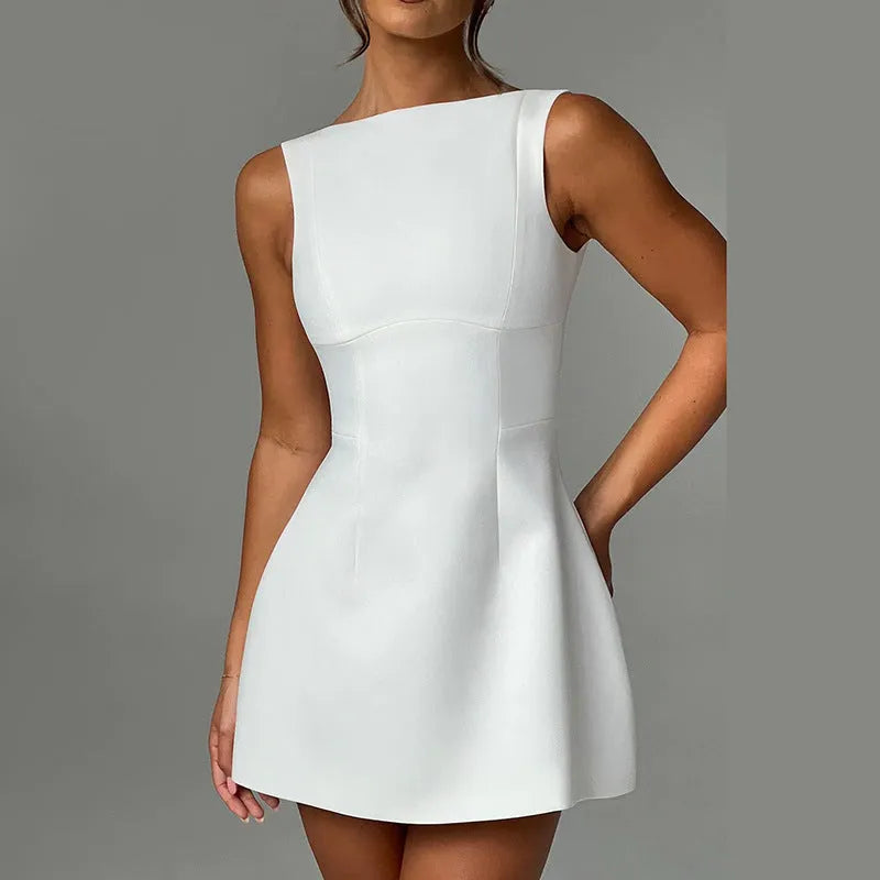 Slim-fitting backless summer dress in polyester fabric with high waist and sleeveless design