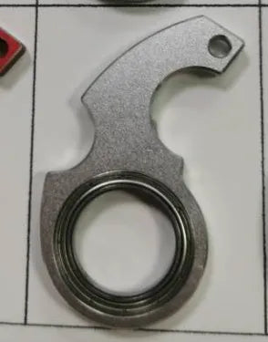 Metal rotating keychain with karambit style texture in five colours black red green silver yellow