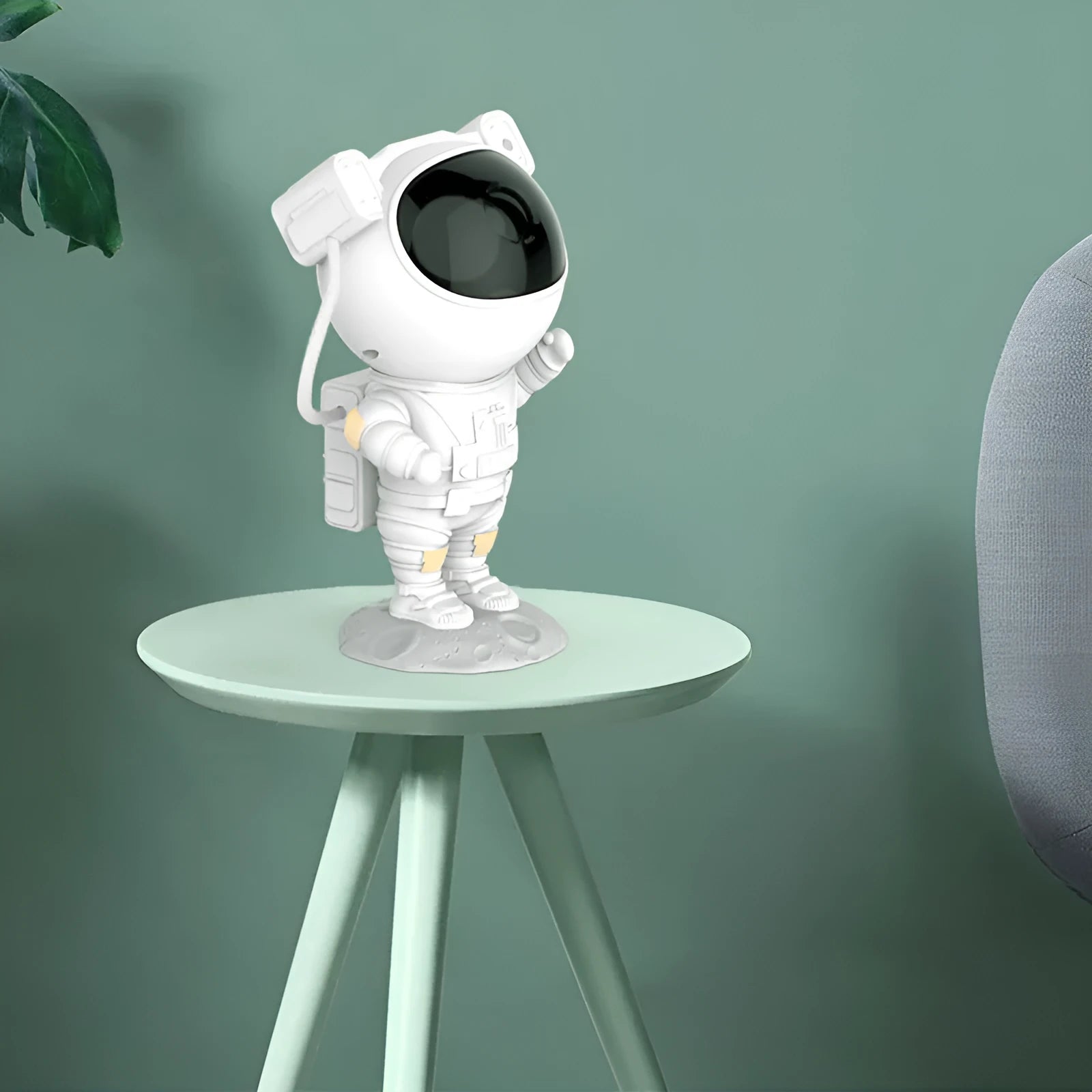 Small astronaut-shaped night light projecting starry laser atmosphere with white light, PVC shade, USB powered