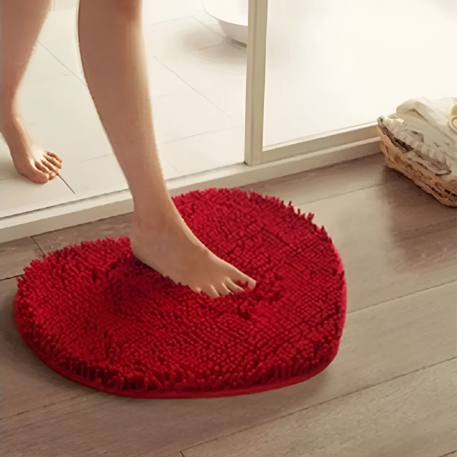Heart-shaped polyester fibre floor mat in solid colour, size 60x70cm, on bedroom floor