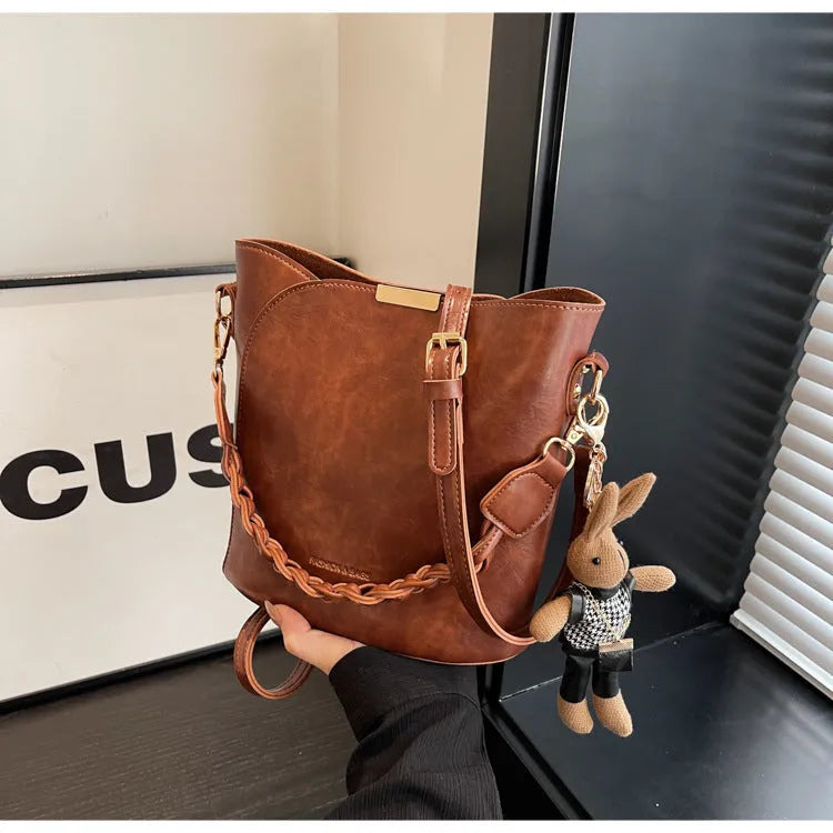 Women's retro messenger bag in PU leather, brown colour, 21x11x21 cm with pendant and double shoulder straps