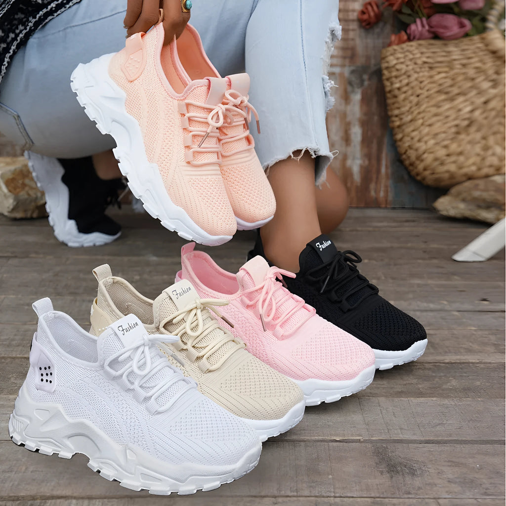 Women's white Flyknit mesh casual sports shoes with flat heel and lace-up design